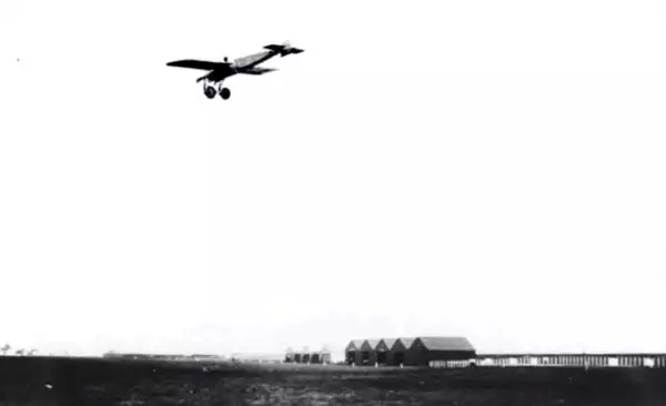 Moisant monoplane lands at Hempstead Plains Field, 1913