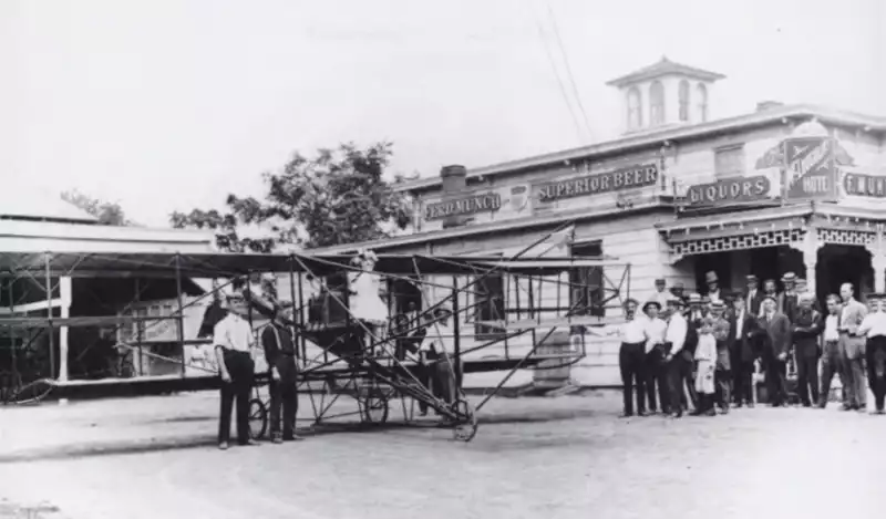 Curtis aircraft at 	
McLaughlins Hotel, 1909