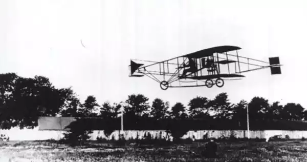Curtiss Golden Flyer circles Mineola Field, 1909