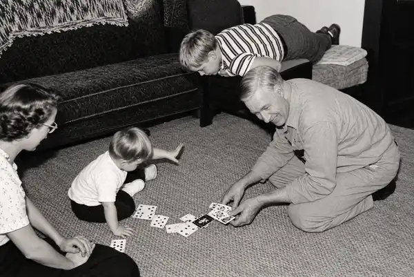 Leon playing cards with children