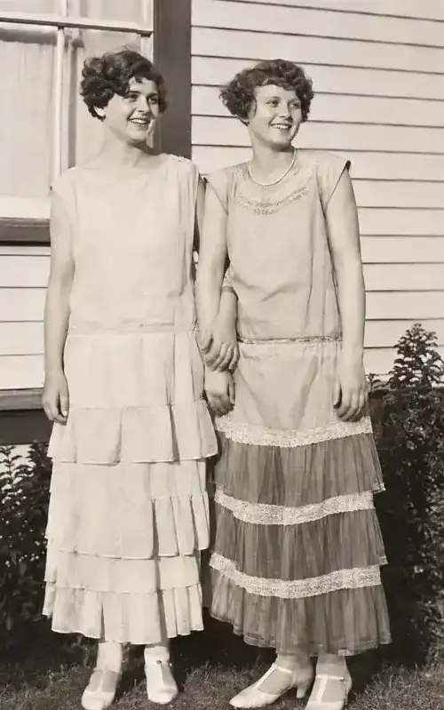1924 Lillian and Jane Strauss